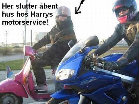 Vespa PX 200 - Mig og en kammerat på vej hjem fra en hygge tur... Det gik langsommere end min kammerat ønskede det!!!*G* billede 10