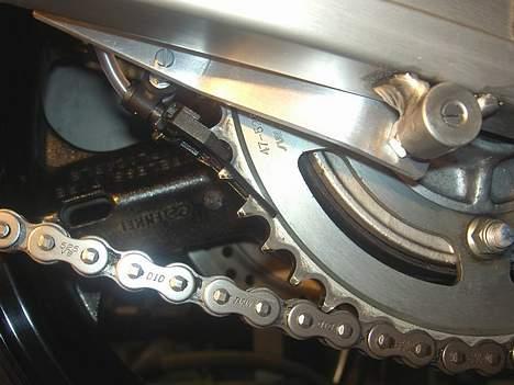 Suzuki DL650K4 V-Strom - 4 mm Alu-profil holder oliefordeleren på plads. billede 6