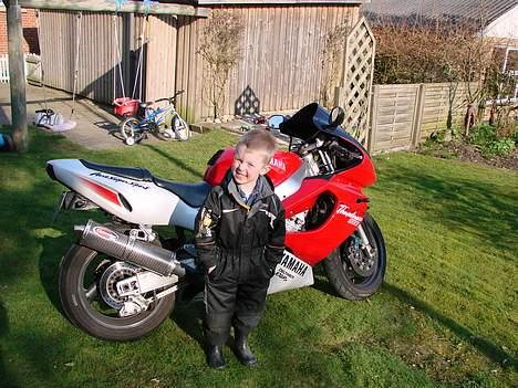 Yamaha thunderace "solgt" - han er ikke til at undgå når der er et kamera billede 8