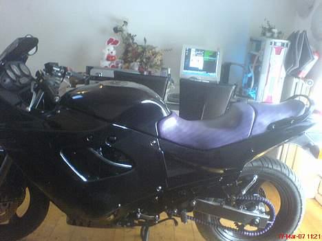 Suzuki GSX 600 F Solgt til Kim A - Her står den inde i min stue, kæresten var ikke specielt begejstret.. Men den skulle jo skrues på et sted med godt lys :) billede 3