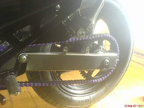 Suzuki GSX 600 F Solgt til Kim A - Her er bagsvingeren blevet malet billede 4