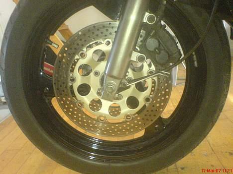 Suzuki GSX 600 F Solgt til Kim A - Her er bremseskiverne blevet malet billede 5