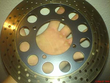 Suzuki GSX 600 F Solgt til Kim A - Bremseskive bag malet Cobral blue - elsker den farve. Den går igen gennem mange detaljer på maskinen. billede 8