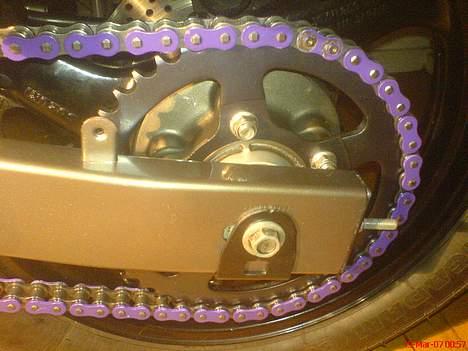 Suzuki GSX 600 F Solgt til Kim A - Bagsvinger + diverse som blev malet er sat sammen igen i et close-up billede 10