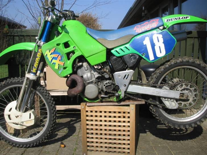 Kawasaki KX500 cross - kommet op på kassen og klar til en gang service med olier og væsker:0) billede 1