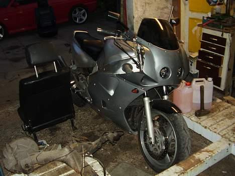 Yamaha FZR 1000 EXUP SOLGT - den grimme ælling billede 1