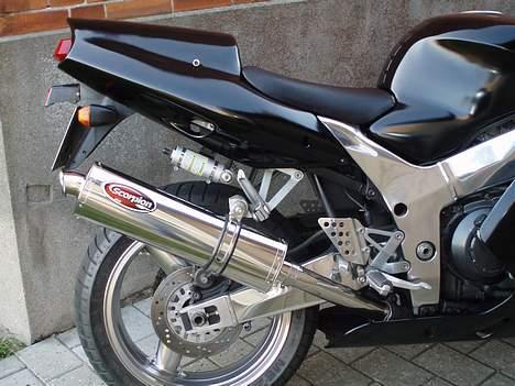Kawasaki ZX9R  ( SOLGT ) - Her er min nye Scorpion udstødning...  Den har en rigtig fed lyd ( åben tilstand) ... Den har også mærkbart fået flere kræfter, min gamle kawa... billede 14
