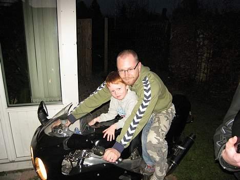 Suzuki gsx r 400 r  - far og søn hygger  billede 8