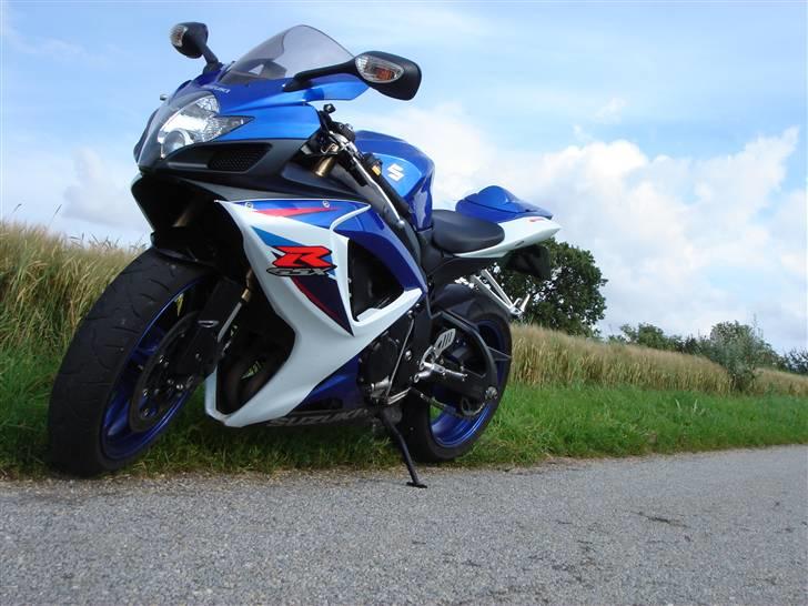 Suzuki GsxR600k7 (solgt) - Er den ikke fin... ;) billede 1