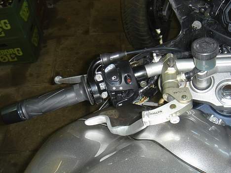 Yamaha FZ1-S - Håndteringsbremsen betjenes via en tilpasset hovedcylinder. billede 9