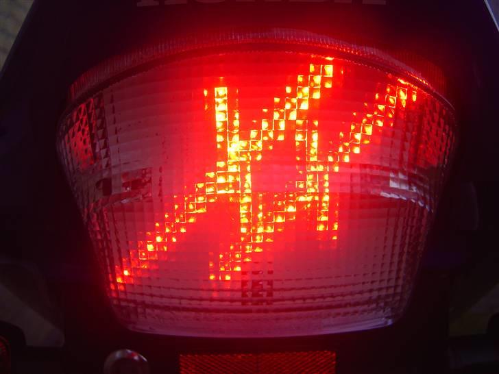 Honda CBR1100XX Blackbird (solgt) - Bremselys i mørke billede 2