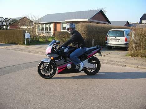 Honda cbr 600 f2 "Til Salg" - Ja min første tur på hende, efter min far har kørt den hjem!! billede 1