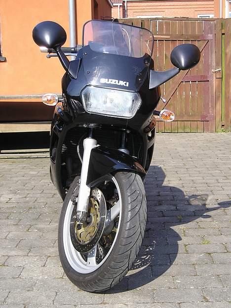 Suzuki GSX750F - forfra, bemærk de 2 forskellige sidespejle skal skiftes i vinterpausen. billede 2