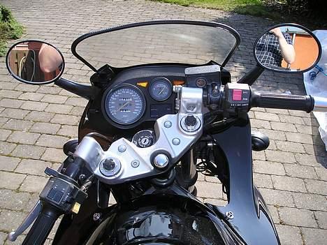 Suzuki GSX750F - pilotens udsigt, og hans albuer i spejlene billede 8