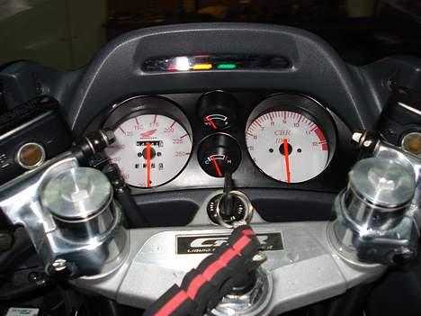 Honda cbr 1000f  *solgt* - home made speedo og omdr. tæller her kan også ses hvor meget jeg har sænket gaflen (20 mm) billede 11