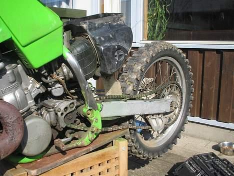 Kawasaki KX500 cross - regner med at male stellet når den kolde vinter kommer igen! billede 9