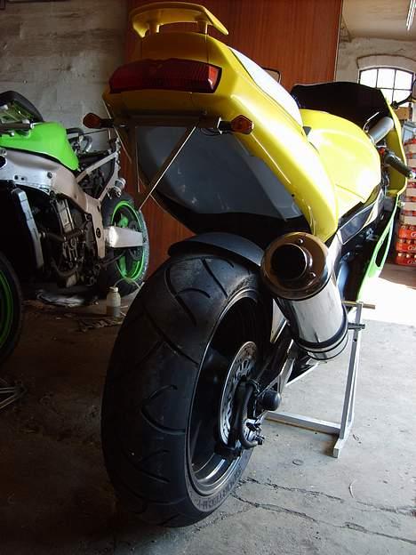 Kawasaki ZXR 750 J **Solgt** - Undertray og hjemmelavet nummerplade/blinklysbeslag billede 6