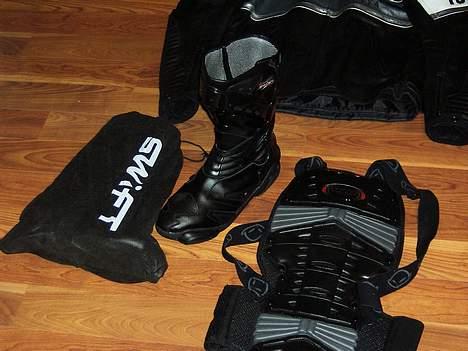 Suzuki gsxr 750 - Støvler fra Swift + rygskjold billede 11