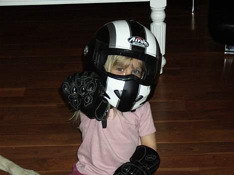 Suzuki gsxr 750 - Datteren er også klar ( dog i tvivl om hjelmstørrelsen passer) billede 13