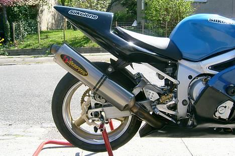 Yamaha R6 - Akropovic race system der har været lidt for langt nede og ligge billede 3