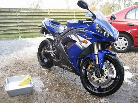 Yamaha R1 (til salg) - Så kom "han" sgu i bad inden jeg skulle ud og skyde lidt billeder... billede 2