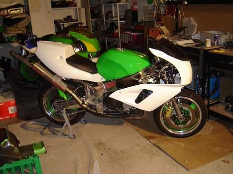 Kawasaki ZXR 750/900 M (RR) - This is what he looks like as of tonight...almost ready for FRANCE!!!  New unpainted SebiMoto bodywork billede 9