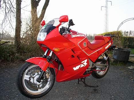 Honda VFR 750F RC24-II (DØD) - Læg mærke til hvordan VFR-mærket lyser op p.g.a. blitzen. fed detalje synes jeg selv. billede 1