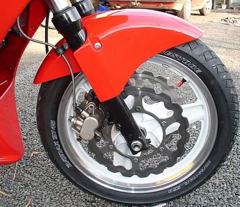 Honda VFR 750F RC24-II (DØD) - Galfer skiver foran, med klodser af sintret metal, nogle siger at de skulle bremse bedre, men jeg har dem kun på fordi de er fede. billede 4
