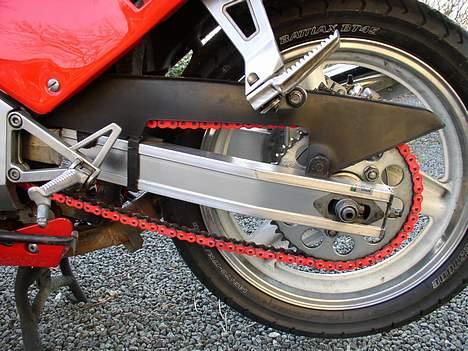 Honda VFR 750F RC24-II (DØD) - Den røde kæde kunne jeg ikke stå for da jeg så den i MC-NØGLEN, den måtte jeg bare have. ;-) billede 5