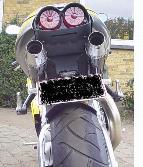 Aprilia RSV MILLE R - den nye bagende, de italienske designere skulle lige hjælpes lidt. he he billede 12