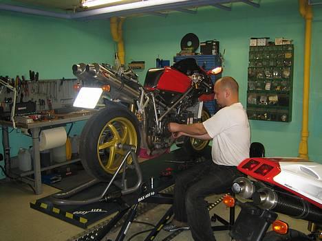 Ducati 748 årg. - Her får den skiftet kobling... Slipper + carbonskiver billede 17