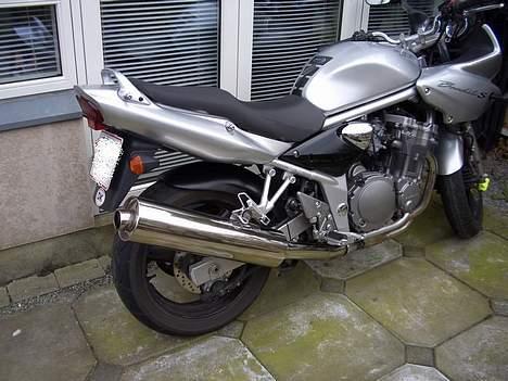 Suzuki GSF-600S **Solgt** - Hugger fra modsatte side.. skal have fabrikeret et beslag med gummi til denne side. .lige nu sidder den med strips.. det er ikke så kønt billede 7