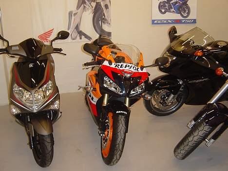 Honda cbr 1000rr fireblade (solgt) - står hos vomc men kun 5 min mere så er den kørt billede 1