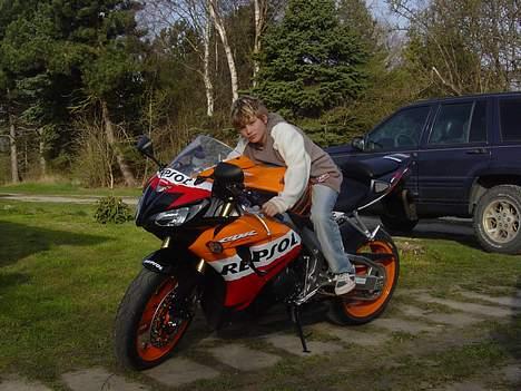 Honda cbr 1000rr fireblade (solgt) billede 4