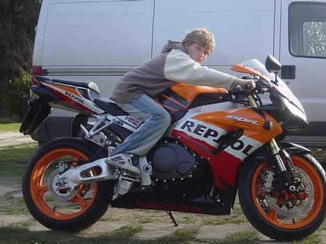 Honda cbr 1000rr fireblade (solgt) - kan sku godt nå styret og fodhvilerne den snupper jeg i skole billede 5
