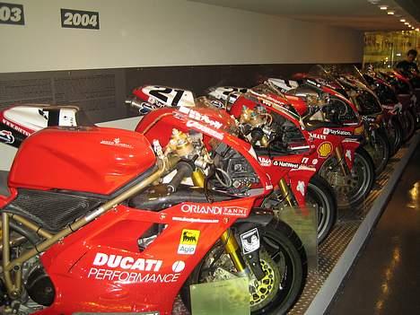 Ducati 748 årg. - var nede på fabrikkens museum i december og se dens brødre ;-) billede 18