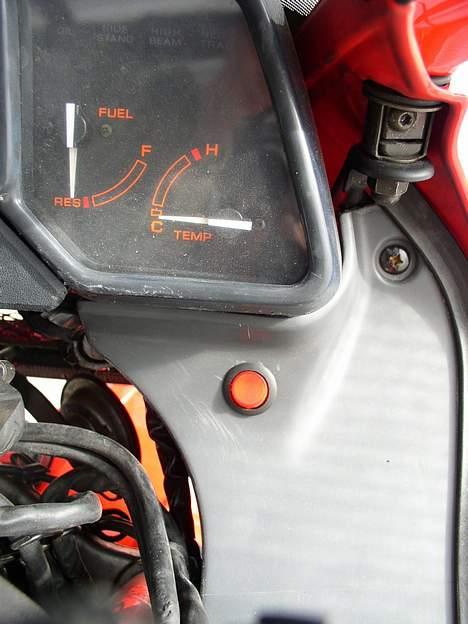 Honda VFR 750F RC24-II (DØD) - I højre side har jeg sat en kontakt til 12 V stikket i venstre side. (her slukket) billede 8