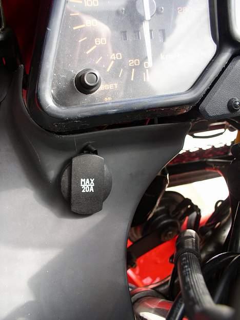 Honda VFR 750F RC24-II (DØD) - I venstre side har jeg sat et 12 V stik til eks. mobillader, i højre side sidder en afbryder knap som lyser når det er tændt. billede 10