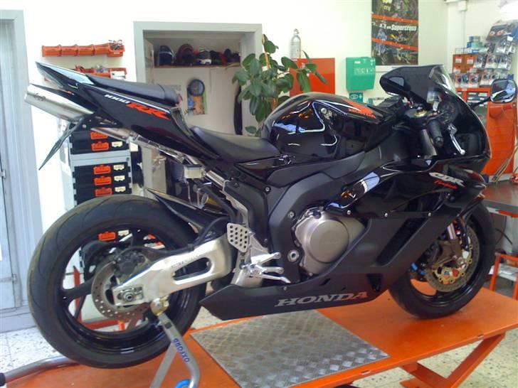 Honda CBR1000RR - SOLGT - Ny garderobe og klar til forår 2009. billede 5