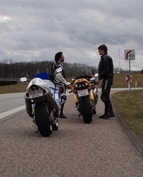 Honda CBR1000RR - SOLGT - Der opstår efterfølgende en livlig diskussion om hvad skiltet i baggrunden betyder... billede 6