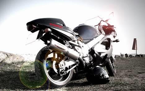 Suzuki GSX-R 750 - *SOLGT* - legede lidt i PS billede 1