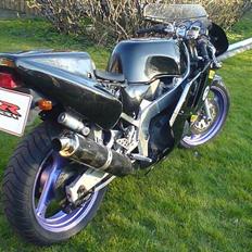 Suzuki GSXR-400 R **SOLGT**