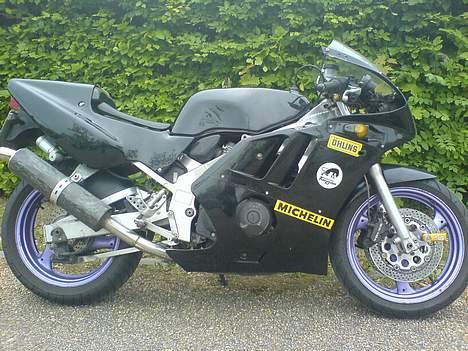 Suzuki GSXR-400 R **SOLGT** billede 4