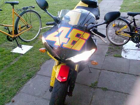 Yamaha *solgt*r46 rossi - Xenon i tusmørke.. Nærlys billede 7