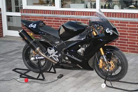 Aprilia RSV 1000 R Factory - Klargøring af racer billede 13