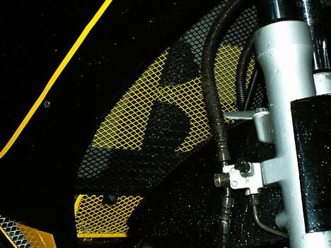 Kawasaki GPz1000RX (nu SOLGT) - Begge gitre til kølerne er blevet renset af, grundet og lakeret.. Oliekøleren blev helt gul og Kawasaki bomærket måtte jeg bare have på vandkølerne. billede 10