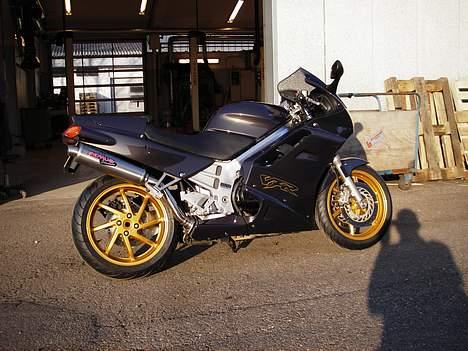 Honda VFR 750F RC36 billede 1