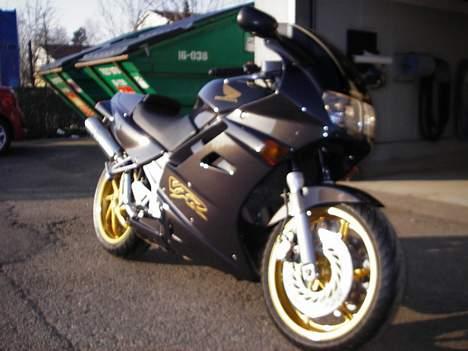 Honda VFR 750F RC36 billede 3