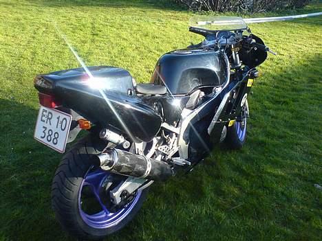Suzuki GSXR-400 R **SOLGT** billede 8