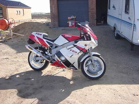 Yamaha FZR 600 billede 1